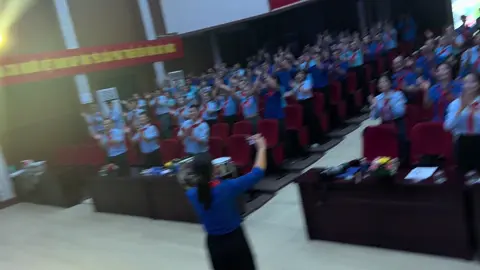 “Vào hội” cùng các thầy cô Tổng phụ trách Đội siêu dễ thương 🤩 Cười mỏi miệng – nhảy mỏi chân – hát khản giọng 🎤💃🕺 Tập huấn mà như đi hội, năng lượng rực rỡ cho năm học 2025–2026! ❤️🔥 #CôngtácĐội #PhongtràoThanhThiếuNhi #TổngPhụTráchCháyHếtMình”