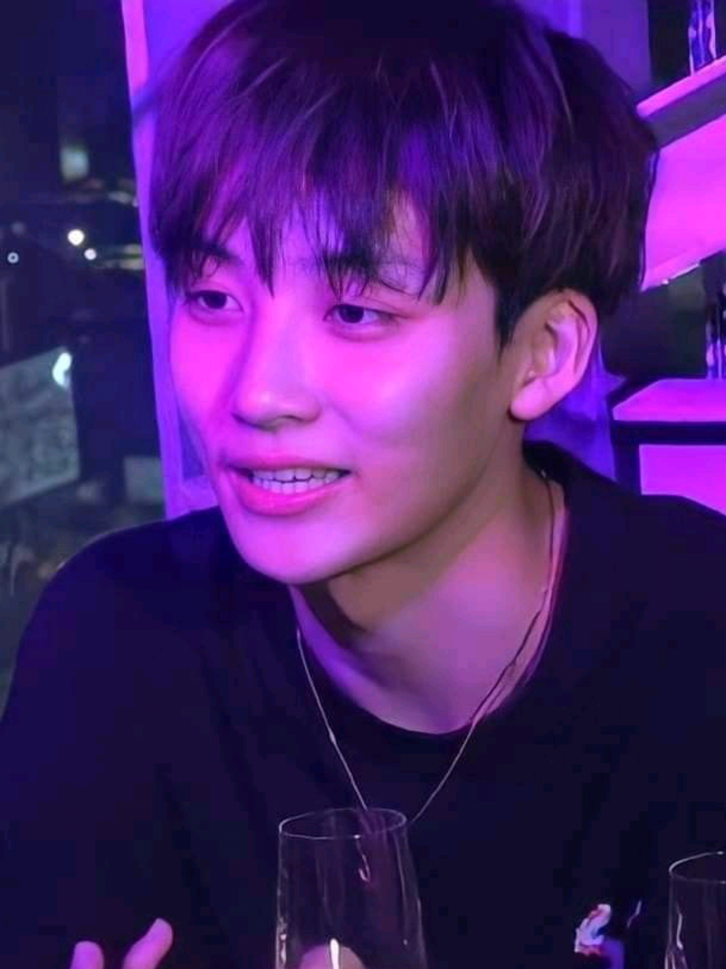 POV Part 1 | Jeonghan, ya, dia adalah kakak kelasmu. Cowok itu sudah setahun penuh mengejar-ngejar kamu. Padahal dia tahu kamu sudah punya pacar. Tapi Jeonghan tetap saja nggak menyerah. Dia bilang, dia udah naksir sama kamu sejak ngeliat kamu pertama kali masuk sekolah ini. Sekarang kamu sudah kelas dua SMA, dan Jeonghan pun masih sama—masih kekeuh ngejar kamu, seolah waktu setahun nggak cukup buat bikin dia berhenti. “Kakak ngapain sih ngikutin aku mulu? Aku mau ke kantin kamu ikut, aku ke kelas kamu ikut. Kak, aku udah ingetin kamu berkali-kali, aku udah punya pacar, kak. Nanti kalau pacarku lihat kita berduaan, dia bisa salah paham.” Jeonghan cuma nyengir kecil, “Maaf ya, cil. Gue kira rasa suka gue ke elu udah mulai pudar, ternyata makin lama malah makin dalem, bjir. Lo nggak mau mutusin cowok lo itu? Dia tuh orang nggak bener, tau. Pegang omongan gue deh.” Kamu langsung menatapnya tajam. “Apaan sih, Kak? Gausah fitnah deh. Kamu ngomong gitu biar aku putus sama dia, kan? Udah ya, Kak. Aku nggak mau kamu ngikutin aku lagi.” Jeonghan terdiam sesaat, pandangannya masih tertuju ke arahmu yang mulai berjalan pergi. Perlahan dia bergumam pelan, nyaris tak terdengar, “Kalau aja lo tau, cil, gimana kelakuan cowok lo itu…” —————————— Suatu sore, kamu duduk di kantin sekolah. Tadinya kamu bareng temanmu, tapi dia tiba-tiba pergi, katanya mau ke kamar mandi. Kamu akhirnya duduk sendiri, sibuk menatap jus yang mulai mencair di depanmu. Di sisi lain kantin, Jeonghan baru aja datang bareng dua temannya. Begitu matanya nemuin kamu, langkahnya refleks melambat. “Bro, gua nyamperin dia dulu ya,” katanya pelan sambil ngeliatin kamu. Seungcheol langsung mendengus. “Yaelah, Han. Ini tahun ketiga kita sekolah, dan lo masih ngejar cewek yang sama?” Joshua yang lagi di sebelahnya langsung nyaut. “Biarin aja, Cheol. Itu tandanya dia setia, nggak kayak lo yang tiap bulan ganti pacar.” “Yeu, suek lo, Josh,” Seungcheol mencibir sambil melempar tisu ke arah Joshua. Jeonghan cuma senyum kecil, lalu jalan ke arahmu tanpa banyak omong. Kamu yang dari tadi memerhatikan jeonghan dan temen-temennya bingung kenapa jeonghan malah nyamperin dia “Hai, cil. Kok lo sendirian di sini? Nggak sama temen atau cowok lo?” tanya Jeonghan sambil narik kursi di seberangmu. Kamu mendongak sebentar, lalu menjawab datar, “Suka-suka aku dong. Kakak sendiri ngapain malah duduk di sini? Kenapa nggak sama temen-temen kamu aja?” Jeonghan tertawa kecil. “Kok lo malah nanya balik sih?” Tanpa nunggu jawaban, dia langsung manggil mbak kantin buat pesen makanan. Beberapa menit berlalu dalam diam. Suara sendok garpu dari meja lain terdengar samar. Kamu akhirnya buka suara, suaramu pelan tapi terdengar jelas. “Kak, waktu itu kamu bilang pacarku bukan cowok baik… tau dari mana kamu, Kak?” Jeonghan menghentikan sendoknya, lalu menatapmu. “Kenapa lo tiba-tiba nanya hal itu ke gue?” “Gak papa… cuma, sejak hari itu aku jadi kepikiran aja sama kata-kata kamu,” jawabmu sambil memainkan sedotan di gelasmu. “Oh ya?” Jeonghan nyender dikit ke kursi. “Emang sikap dia ke lo kenapa? Ada yang bikin lo nggak nyaman?” Kamu diam sebentar, seolah ragu mau cerita atau enggak. “Nggak tau, ah. Kenapa aku malah cerita ke kamu, coba.” Kamu buru-buru berdiri, menarik napas pelan sebelum bicara lagi. “Udah ya, aku balik ke kelas dulu.” Tanpa banyak basa-basi, kamu langsung berbalik dan pergi. Jeonghan hanya menatap punggungmu yang menjauh, senyum tipis muncul di wajahnya—bukan senyum senang, tapi lebih ke campuran bingung dan penasaran. —Flashback on— Sore itu Jeonghan sedang jalan-jalan bareng Joshua dan Seungcheol. Di tengah obrolan santai mereka, langkah Jeonghan tiba-tiba terhenti—matanya menangkap sosok yang familiar. Itu pacarmu, sedang berjalan dengan seorang cewek. Dari cara mereka bercanda dan saling menatap, Jeonghan tahu… hubungan itu bukan sekadar teman, apalagi saudara. (lanjut di komen 👇🏻) #pov #jeonghan #seventeen #au #yoonjeonghan 