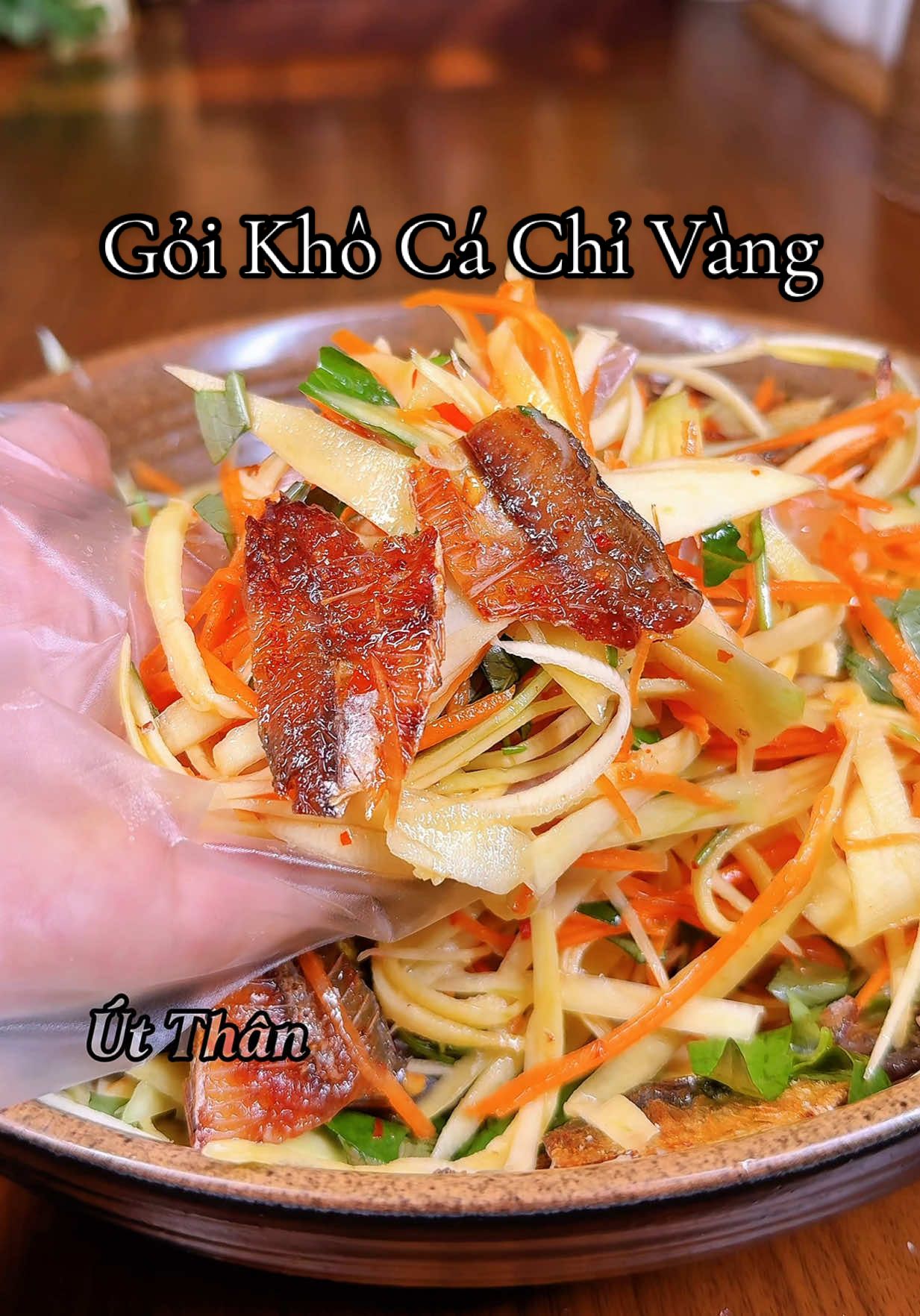 Chưa ăn gỏi xoài khô cá chỉ vàng là chưa biết thế nào là ‘bùng vị giác’ 😋 #monngondelam #bepnha #ancungtiktok #goixoaicakho #fyp 