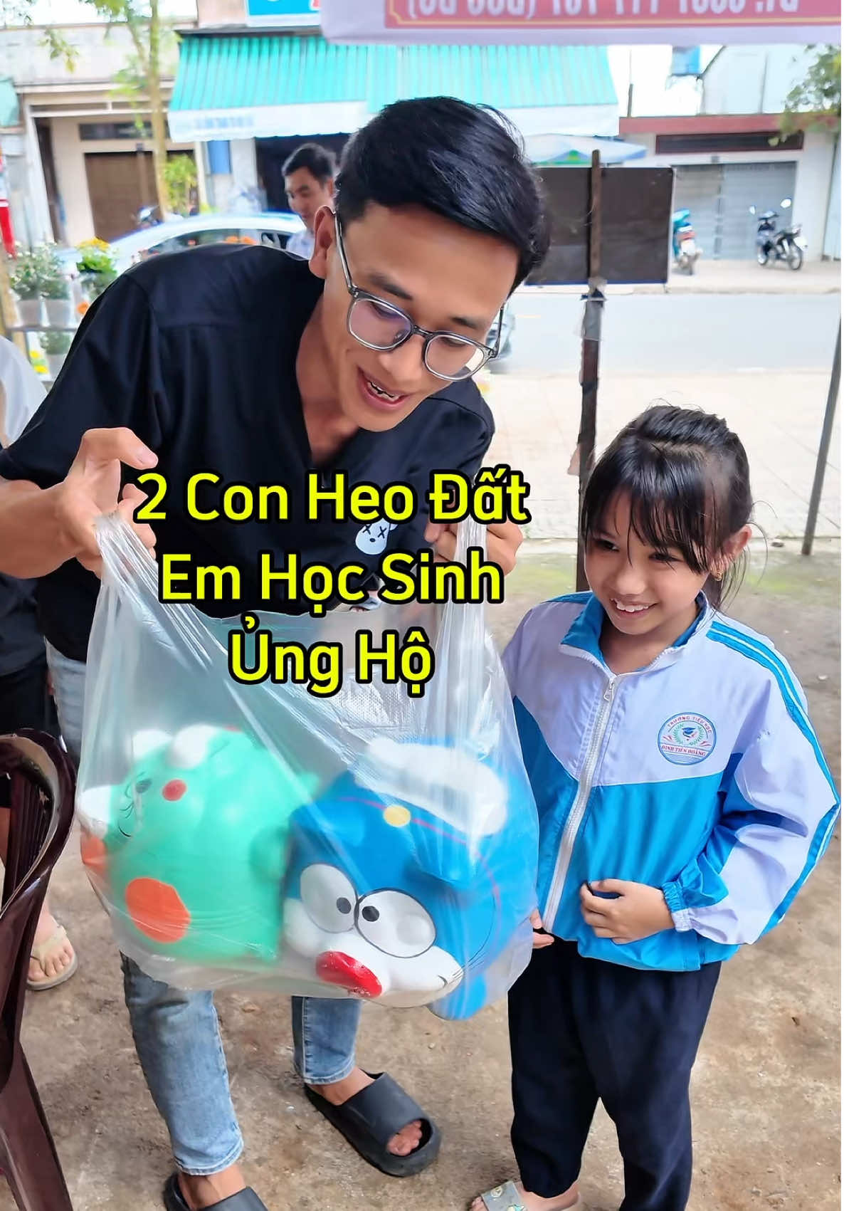 2 bé học sinh mang 2 con heo đất đến góp sức cùng bà con miền Trung. Những tấm lòng bé nhỏ nhưng chứa chan yêu thương! Cả nhà cùng chia sẻ để lan tỏa điều tốt đẹp này nhé!    #đứcđủ  #cuutromientrung