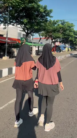 yu yang mau kembaran baju joging sama bestie😻#joging #jalankaki #bajuolahraga 