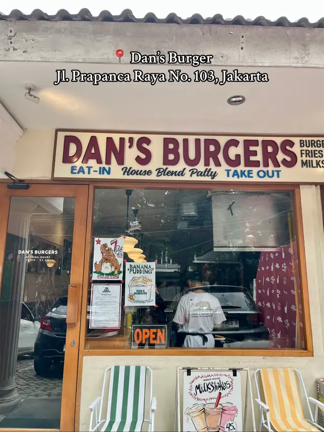 Tempat burger ala Amerika yang ada di bilangan Jakarta Selatan! Tempat nya memang kecil tapi masih bisa dine-in di kafe yang bersebelahan dengan tempat burger ini, di sini juga menyajikan konsep open kitchen jadi kita bisa melihat proses pembuatan nya secara langsung 😋 📍 Dan’s Burger, Jl. Prapanca Raya No. 103, Jakarta 💵 25k - 99k 🕰️ 10.00 - 22.00 So what are you waiting for? Let’s #WanderingWithVy  #kulinerjakartaselatan #jakartahits #placetogojkt #placetovisit 