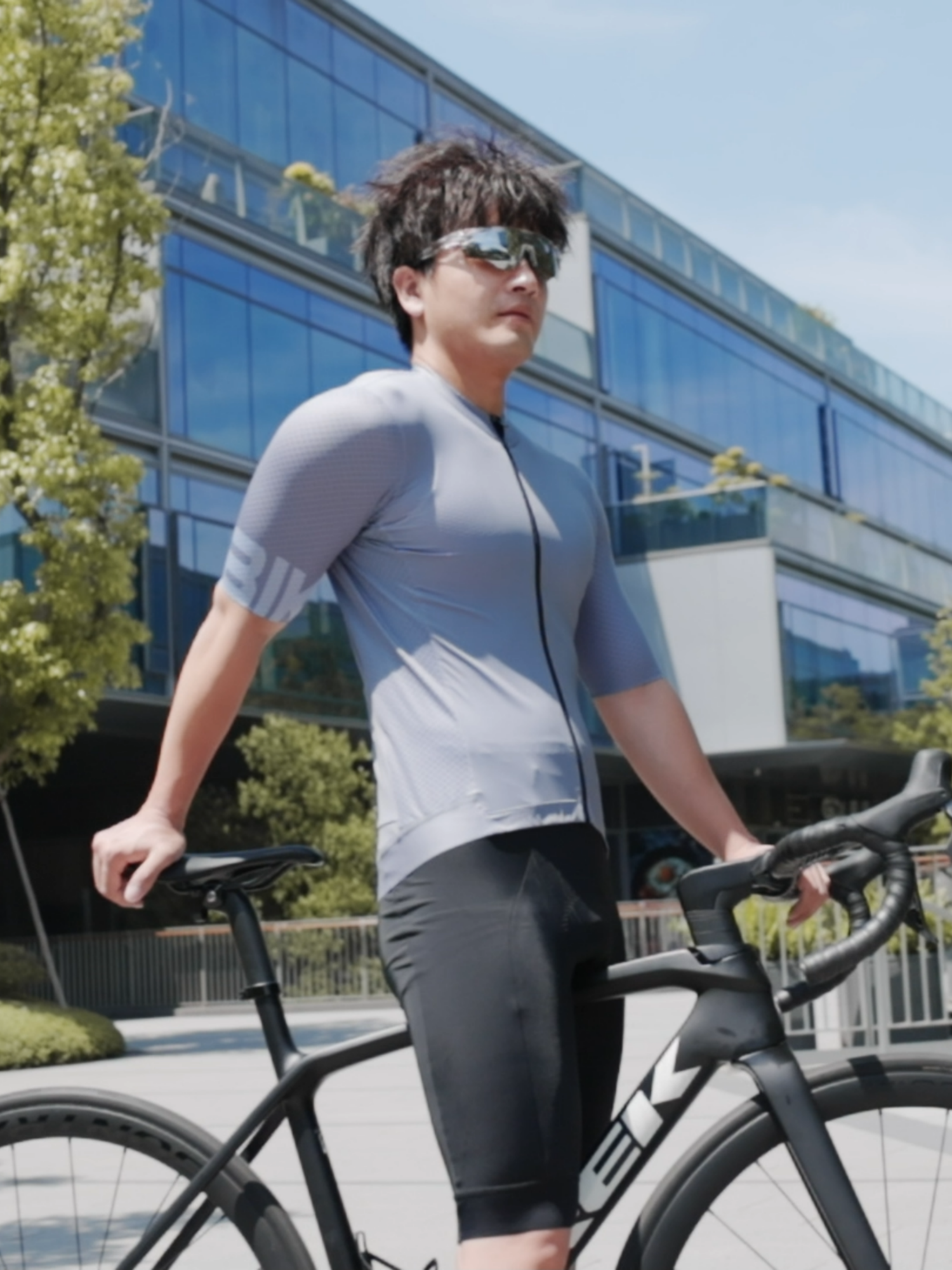 Phong cách đạp xe lịch lãm! 😎 INBIKE mang đến những mẫu áo nam tính, tinh tế. Phong thái của bạn, đẳng cấp của chúng tôi. #INBIKE #ThietKeThongMinh #GangTayCaoCap #PhuKienXeDap #CamGiacTuyetVoi #DapXeKhongMo #INBIKEVietnam #CyclingVietnam #cycling #cyclinglife #cyclingclothing #fyp #DapXeVietNam