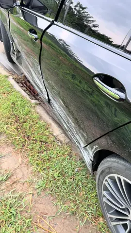 รถของฉัน ฉันรักของฉัน  กับแค่คำขอโทษของวัยรุ่นและไม่ได้สนใจว่ารถจะเสียหายอะไร เรียกประกันก็คือ จบ คงไม่เข้าใจความรู้สึกของคนรักรถ เพราะคุณก็ไม่ได้สนใจรถคุณเลย ถ้าคุณระมัดระวังในซอยขับให้ช้าๆทั้งๆที่คุณก็ไม่รู้ทาง(ข้ออ้างมากกว่า)แต่ขับมาด้วยความเร็ว สรุปคือ???#รีวิว #สตอรี่_ความรู้สึก😔🖤🥀 #กาญจนบุรี #ทุกคน #fc 