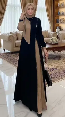 Tampil elegan dengan gamis modern dua warna ini. Perpaduan hitam dan cokelat memberi kesan anggun dan berkelas, cocok untuk acara formal maupun santai. Detail resleting dan potongan asimetris menambah sentuhan stylish tanpa mengurangi kesan syar’i. Dipadukan dengan hijab netral dan tas kecil, tampilanmu akan semakin memukau#StyleSyar’i #GamisKekinian #HijabStyle #ModestFashion #Dressmurah