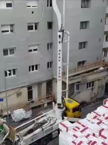 Astăzi, în municipiul Satu Mare. Autopompă uriașă de beton