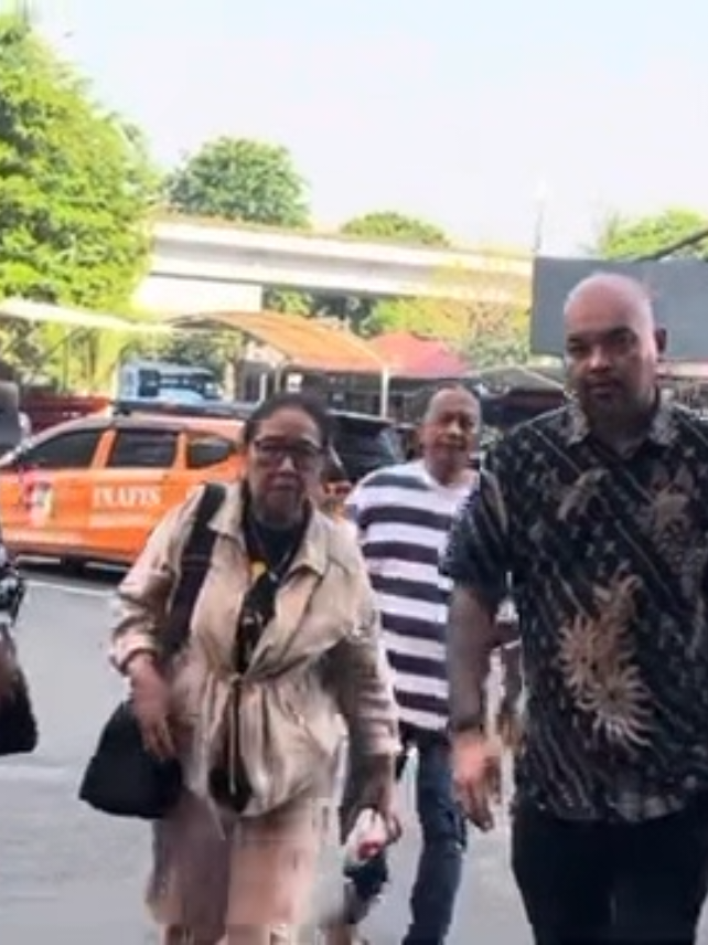 ibu dan kakaknya onadio Leonardo menjenguk onad pasca ditangkap terkait penyalahgunaan nirkibi #onadioleonardo #onadditangkap 