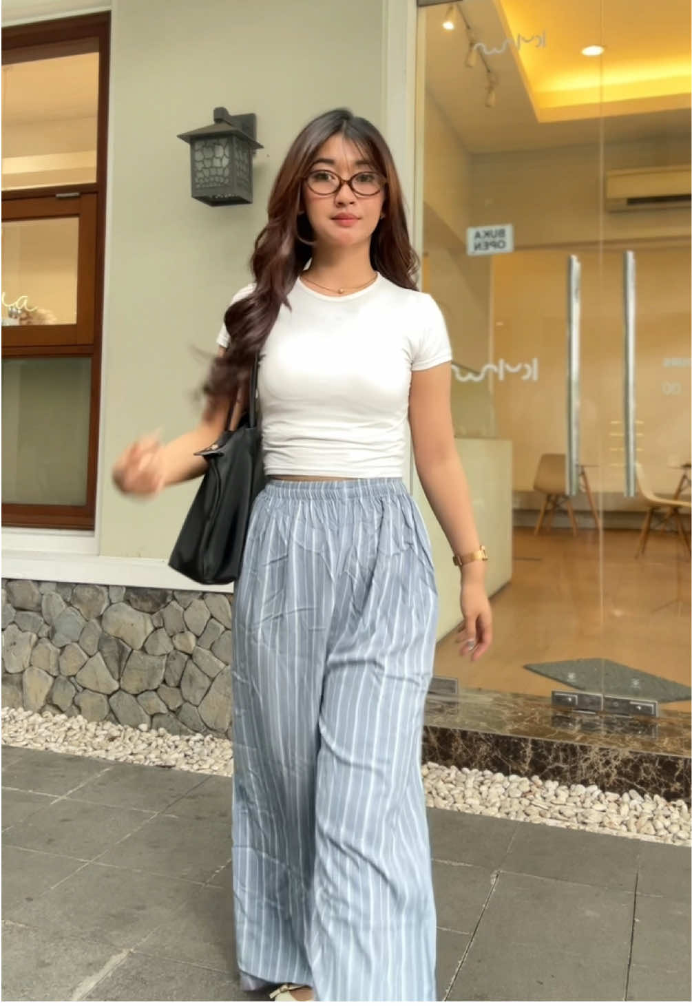 Udah siap buat ngonten tapi lupa nyetruka🥹 tapiii baguss bgttttt bahannya adem #ootdfashion #outfitideas #OOTD #kulothighwaist #celanastripe 