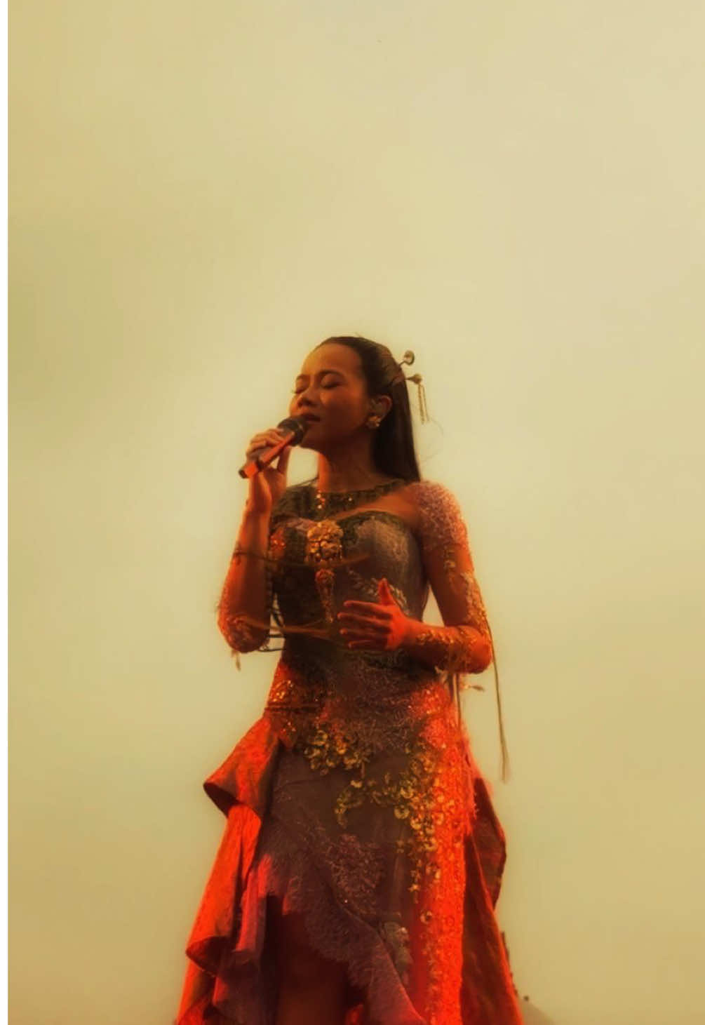 Semoga kita mampu berdamai dengan cerita yang hanya bisa kita simpan sendiri.  Kalau bisa, kamu mau cerita itu didengar siapa?