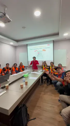 Menjadi driver PLI bukan hanya soal mengantarkan barang, tapi juga menjaga keselamatan dan kualitas setiap pengiriman. 🚛 Melalui pelatihan bersama Hino Academy, para driver PLI belajar tentang: ✅ Safety Driving & Smart Driving ✅ Investigasi kendaraan sesuai SOP ✅ Ujian dan sertifikasi kelulusan Semua dilakukan demi satu tujuan: menghadirkan layanan pengiriman produk perishable yang aman, efisien, dan terpercaya. #PLILogistics #PLI #PerishableLogisticsIndonesia #SafetyDriving #SmartDriving 