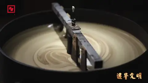 大漆，因防水、耐酸鹼、抗腐蝕的特性成為了器具、傢具和裝飾藝術品的必備材料。經過匠人們的雕琢，大漆“進化”成為了一件件精美的漆器，在8000多年的漆藝歷史中留下了獨屬於東方的美學#手工藝 #漆器 #茶器之美 #非遺 #中國 