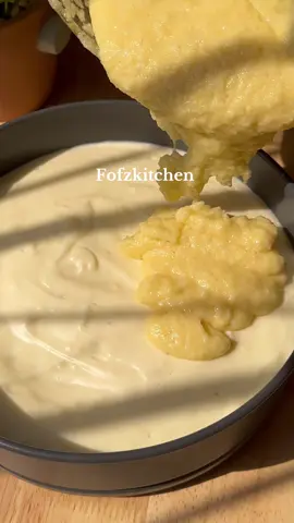 بسبوسة بالقشطة ✨  المقادير : ٢ بيضة  ملعقة صغيرة ڤانيلا  ١/٢ كوب زيت  ١/٢ كوب سكر  ١/٢ كوب زبادي  كوب سميد متوسط او ناعم  ١/٢ كوب جوز هند  ملعقة كبيرة بيكنج باودر  رشة ملح  نضع نصف الكمية في صينية و ندخلها الفرن بدرجة حرارة ١٨٠ إلى ان تاخذ لون ذهبي .. للقشطة : ٢ كوب حليب  ٢ ملعقة كبيرة سكر  ٤ ملاعق كبيرة نشا الذرة  نحركهم على نار متوسطة إلى ان يثقل القوام .. نضيف ٤ ملاعق كبيرة جبنة كريمية و علبة قشطة .. نضع القشطة في الصينية و نتركها تبرد ثم نضيف فوقها النصف المتبقي من البسبوسة … نضعها في الفرن ( من فوق فقط ) إلى ان تاخذ لون ذهبي ..  نضع الشيرة و نتركها حتى تبرد تماما و بالعافية 🤍 #basbousa #desserts #بسبوسة #حلى⁩