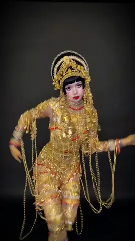 今天萬聖節 #LISA 超狂扮成《愛x死x機器人》的水中女妖吉巴羅，從頭到腳的華麗金飾令人目不暇給。 #Blackpink #halloween #Jibaro