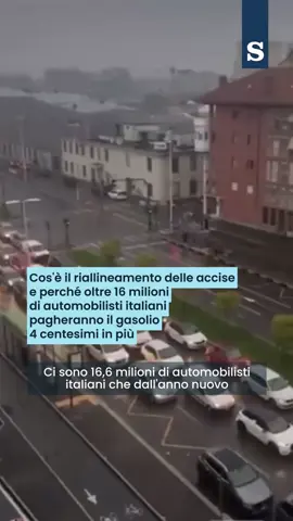 Ci sono 16,6 milioni di automobilisti italiani che, dall’anno nuovo, pagheranno il gasolio 4 centesimi in più. Questo per quello che viene definito il riallineamento delle accise. I consumatori parlano di stangata perché, per un pieno di cinquanta litri, il costo aumenterà di due euro e mezzo, che diventano una sessantina nel corso dell’anno, in media, ma salgono poi a ottantuno all’anno se si considera che già l’anno scorso il gasolio, per queste stesse ragioni, è aumentato di un centesimo e mezzo. Un duro colpo per oltre un milione di autotrasportatori che hanno i mezzi più piccoli e magari più inquinanti, su cui si scaricherà un costo extra di duecento milioni di euro. Di Paolo Baroni #Accise #Gasolio