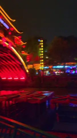 Chẳng bao lâu sau, Tống Thành hiện ra trước mắt – một bức tranh sống động tái hiện thời kỳ huy hoàng của triều Nam Tống. Giữa màn đêm vừa buông, ánh đèn lồng đỏ treo khắp lối đi soi rọi những con phố lát đá cổ kính, khiến du khách như lạc vào một miền ký ức xa xưa. Từng mái ngói cong cong, từng tấm biển gỗ khắc chữ cổ, từng tiếng rao hàng vang vọng đâu đây đều gợi lại khung cảnh phồn hoa của Hàng Châu hàng nghìn năm trước. Bước chân vào Tống Thành, người ta có cảm giác như đang du hành ngược thời gian. Dọc theo con phố chính là hàng loạt gian hàng tái hiện nghề thủ công truyền thống: thêu lụa, làm đèn lồng, nặn gốm, pha trà... Tất cả đều được tái dựng tỉ mỉ, vừa mang hơi thở của lịch sử, vừa cho thấy sự tinh tế của văn hóa Giang Nam. Mùi hương trà thơm thoang thoảng trong gió, tiếng đàn tỳ bà vang lên du dương từ một góc quán nhỏ khiến lòng người lữ khách chợt lặng lại, cảm nhận được nhịp sống xưa cũ đang khẽ thở trong từng ngóc ngách. Điểm nhấn không thể bỏ qua của Tống Thành là vở diễn “Tống Thành thiên cổ tình”, một màn trình diễn hoành tráng kết hợp giữa âm nhạc, ánh sáng và nghệ thuật sân khấu. Mỗi phân cảnh như đưa người xem qua từng giai đoạn của lịch sử Hàng Châu – từ những ngày đầu lập đô, đến thời kỳ phồn thịnh, rồi những biến thiên thăng trầm của triều đại. Dưới ánh đèn rực rỡ, vũ công xoay mình trong làn khói sương huyền ảo, khiến người xem không khỏi bâng khuâng, ngỡ như đang sống trong chính thời Tống xa xưa ấy. Đêm Hàng Châu chớm thu dịu lại, gió mang hương hoa quế thoảng qua mái tóc, còn tiếng trống nhạc từ sân khấu Tống Thành vẫn vang vọng đâu đây. Giữa khung cảnh rực rỡ mà đậm hồn xưa ấy, du khách không chỉ được chiêm ngưỡng một công trình văn hóa độc đáo, mà còn cảm nhận sâu sắc hơn về cốt cách, tinh thần và vẻ đẹp trường tồn của văn hóa Trung Hoa...