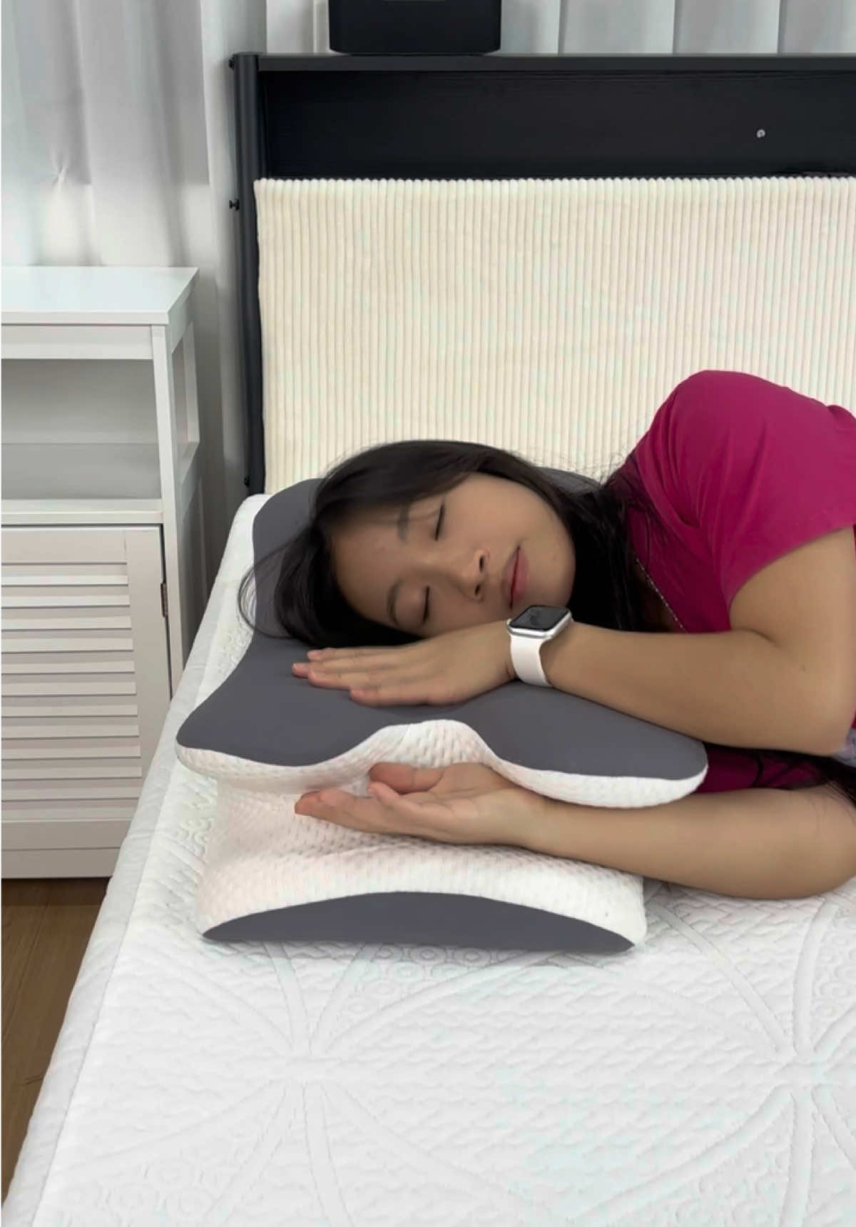 Trust me, this is the pillow you need. #pillows #pillow #ergonomicpillow #neckpain #fallfreshness #tiktokshop #memoryfoam #foryoupage #neckpillow 