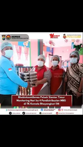 Bhabinkamtibmas Polsek Siantar Timur Monitoring Hari ke 4 Pendistribusian MBG di TK Kemala Bhayangkari 06 Polsek Sianțar Timur Polres Pematangsiantar melalui Bhabinkamtibmas Kelurahan Siopat Suhu AIPDA V.R saragih G.S.T laksanakan monitoring hari ke 4 Pendistribusian Makanan Bergizi Gratis (MBG) di TK Kemala Bhayangkari 06 Pematangsiantar yang terletak di Jalan Sangnawaluh Kelurahan Siopat Suhu Kecamatan Siantar Timur pada hari Kamis 30  Oktober 2025 pagi sekira pukul :  09.30 WIB. Kapolseķ Sianțar Timur IPTU Edy J.J. Manalu SH. MH dalam laporannya mengatakan sebanyak 60 porsi Makanan Bergizi Gratis yang distribusikan berupa Nasi Putih, Chicken Katsu, Sayur Paccoy Tumis, Saos Shasa dan 2 buah Salak kemudian diterima langsung Kepala sekolah TK Kemala Bhayangkari 06 Pematangsiantar Ibu Nur Aini S.Pd. Selanjutnya Makanan Bergizi Gratis tersebut dibagikan kepada anak anak TK Kemala Bhayangkari 06 Pematangsianțar sebagai penerima manfaat.  Kegiatan monitoring tersebut bertujuan meningkatkan kepercayaan masyarakat pada Polri, Memperkuat hubungan (menjalin silaturahmi) dengan seluruh elemen masyarakat dan pemerintah setempat dalam mendukung Program Makanan Bergizi Gratis  Bapak Presiden Prabowo Subianto Makan Bergizi Gratis ke sekolah-Sekolah. Kemudian mendekatkan Polri di tengah-tengah masyarakat, Mencegah terjadinya tindak pidana serta Meningkatan kehadiran Polri di tengah-tengah masyarakat.”Pungkas IPTU Edy./Humas P Siantar #polripresisi #polrihumanis #poldasumut #Polrihadirditengahmasyarakat #polrihadiruntukmasyarakat