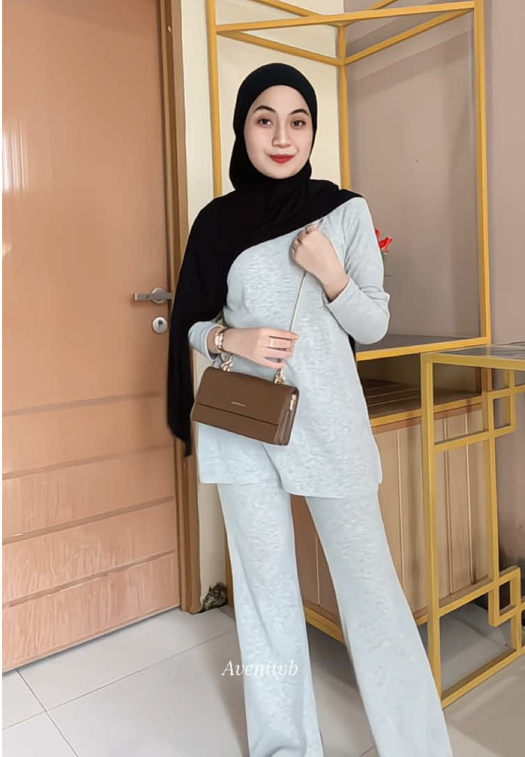 Wajib punya warna abu muda sih secakep itu emang warnanya 😭🥹#promomakanharian #oneset #setelan #setelanwanita #setelananakperempuan 