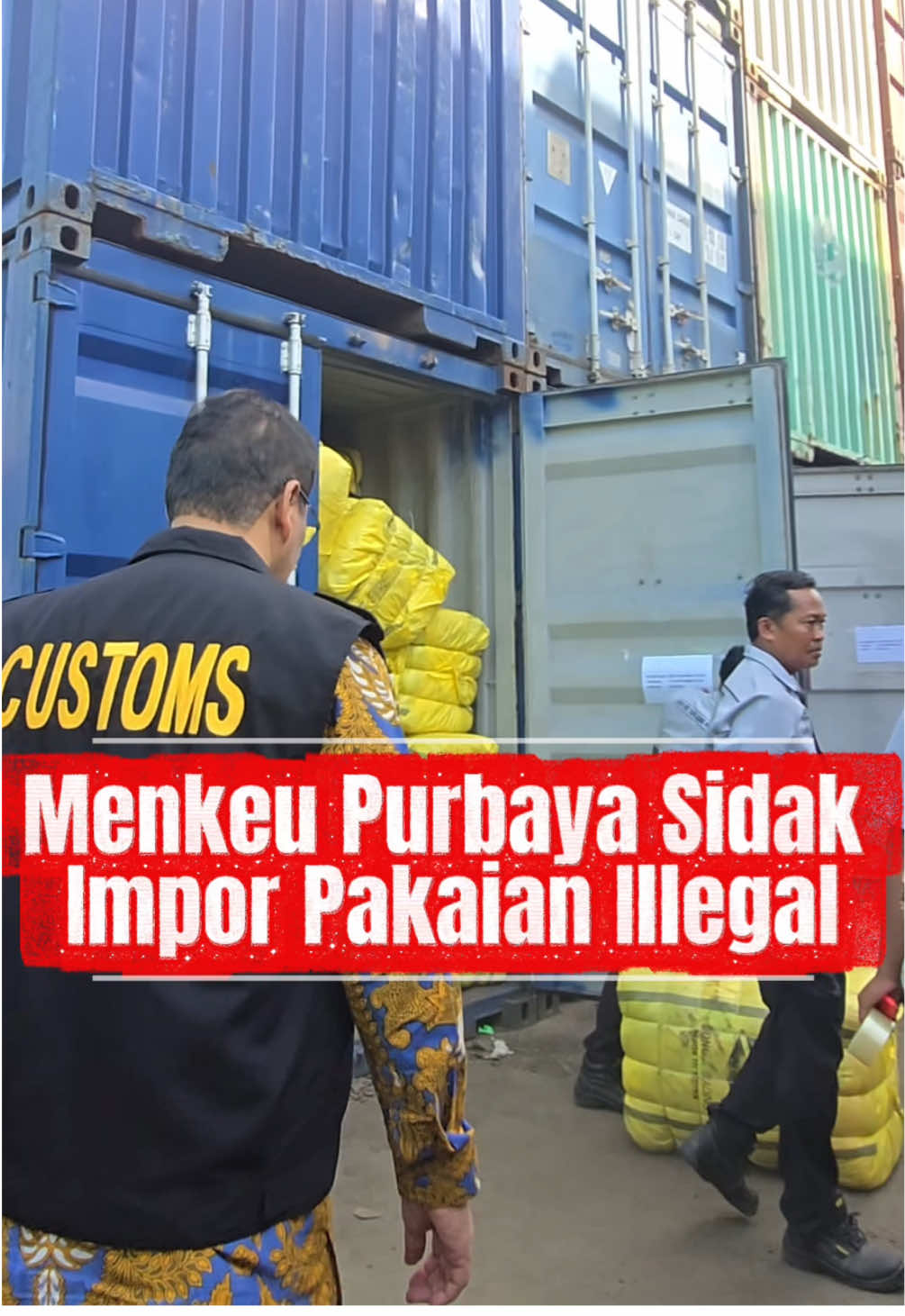 Hari ini, Jumat(31/10), Saya melakukan kunjungan lapangan ke Tempat Penimbunan Pabean di Cikarang, Jawa Barat. Memastikan pengawasan terhadap rokok ilegal dan pakaian impor berjalan efektif. Dalam kesempatan ini, saya juga memberikan apresiasi kepada para pegawai yang berhasil melakukan penindakan atas dua komoditas tersebut. Dari hasil penindakan kali ini bukan cuma pakaian bekas, tapi juga pakaian “last season” — pakaian baru namun koleksi lama dari luar negeri. Jangan ada lagi Impor Pakaian Ilegal, apalagi pakaian bekas illegal yang merugikan UMKM dan Industri Tekstil nasional. #purbayayudhisadewa #kementeriankeuangan #uangkita 
