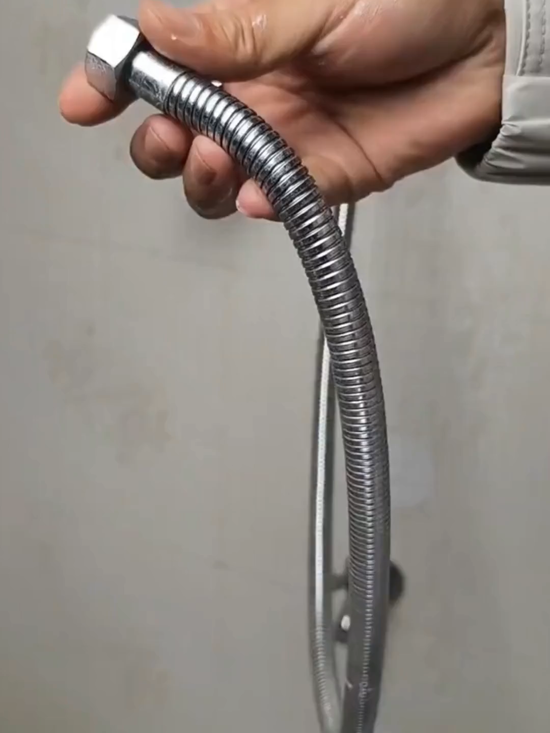 Ống nước tắm trong nhà không tốt dùng, có thể thay bằng ống mềm chống nổ kiểu này. Nó chống nổ, chống đông và không tơ vắt.