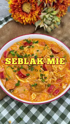 SEBLAK MIE🍲 lagi musim ujan nyeblak adalah jalan terbaik ya ga sii? Wkwkwk SAKIT HATI?? Nyeblak aja udahh 🔽RESEP🔽 SEBLAK MIE INSTANT BAHAN: 1 bungkus mie instant ayam bawang 1 ½ genggam kerupuk bawang 3 buah sosis 4 buah bakso 2 butir telur ½ batang daun bawang 700 ml air 2 sdt kaldu ayam bubuk ½sdt garam ½ sdt lada 1 sdt gula 1 sdt cabe bubuk ( optional) BUMBU HALUS: 6 butir bawang merah 6 butir bawang putih 1 jempol kencur 9 buah cabe merah keriting 7 buah cabe rawit