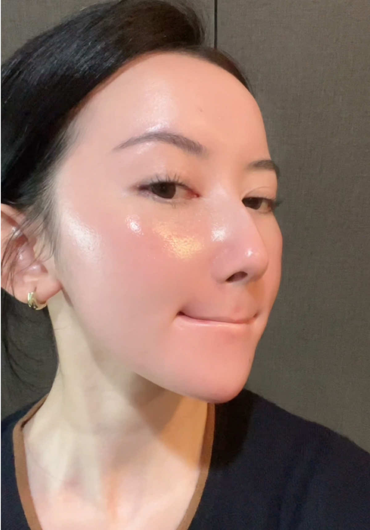 Em đẹp, em sang, quan trọng là em tốt và cần được nhiều người biết hơn. Ý là tôi đang nói em Clarins Double Serum này nha. Tôi để ý là ai xài em này không hợp thì thôi chứ mà hợp là kiểu sẽ xài từ năm này qua năm nọ, không dứt ra được. #Clarins #ClarinsVietnam #DoubleSerum9 #AntiAging