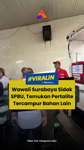 Dua zat cair tersebut terpisah satu sama lain dengan warna berbeda, yaitu cairan berwarna hijau yang merupakan Pertalite dan cairan berwarna putih yang tidak diketahui. Cak Ji pun menegaskan bahwa setidaknya harus ada ganti rugi berupa pengembalian uang kepada para driver ojol atas biaya perbaikan bengkel. Cak Ji juga mengimbau kepada seluruh masyarakat, baik ojol maupun pengguna roda dua, untuk selalu meminta nota pembayaran setiap melakukan pengisian. 🎥: Dok. Instagram/cakj1. #viral #wakilwalikotasurabaya #bbm #pertamina #akuratco