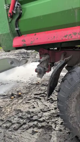 Maniek opowiada o problemach jakie miał ze swoimi oponami 560/60R22.5 w przyczepach Pronar.#foryoupage❤️❤️ #rolnictwo #rolnictwotowięcejniżpasja🚜 #pronar #przyczepa 