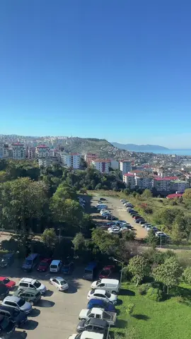 Bazen kimsenin bilmediği savaşlar verirsin… Ne çığlığını duyan olur, ne yorgunluğunu anlayan. Ama bir gün aynaya baktığında anlarsın; seni kimse değil, sen ayakta tuttun. Acının içinden doğan o sessiz gücü, kendi ellerinle büyüttün. Artık yara değilim, kanatları yara izinden yapılmış biriyim.