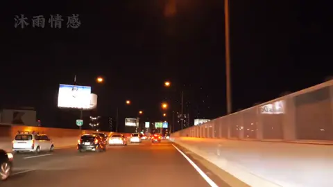 那个独自撑伞的女人，看起来坚强得能扛下所有的风雨，可谁又记得她也曾是怕黑、爱哭、需要人陪的小姑娘。 生活把她逼成无所不能的女汉子，路要自己走，事要自己扛，风雨要自己挡。可你没看见的是，她坚强的背后，是无数个咬紧牙关的深夜；她懂事的模样底下，是无数不清的泪水和委屈在支撑。 她也渴望有肩膀可以依靠，渴望有人说一句“别太累，我在”，渴望能做回那个不用撑伞、偶尔任性撒娇的小姑娘。 现实中告诉她：你不坚强，谁替你勇敢？你不撑伞，谁为你挡雨？于是，她只能把所有的脆弱藏好，继续在风雨中独自前行如果你遇见她，请记住每个女孩的内心，都住着一个渴望被疼爱的小女孩。#人生感悟  #女人一定要活成自己喜欢的样子#总有一句话戳心 #小情情感 