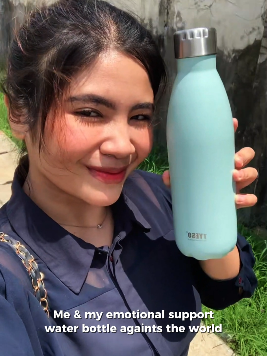 My emotional support water bottle againts the world #tumbler #tumblersoftiktok #tyesoindonesia 