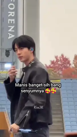 kalo udah mode serius, senyumnya bikin meleleh ☺#seokjinbts #armybts #btsarmy #btsarmyforever 