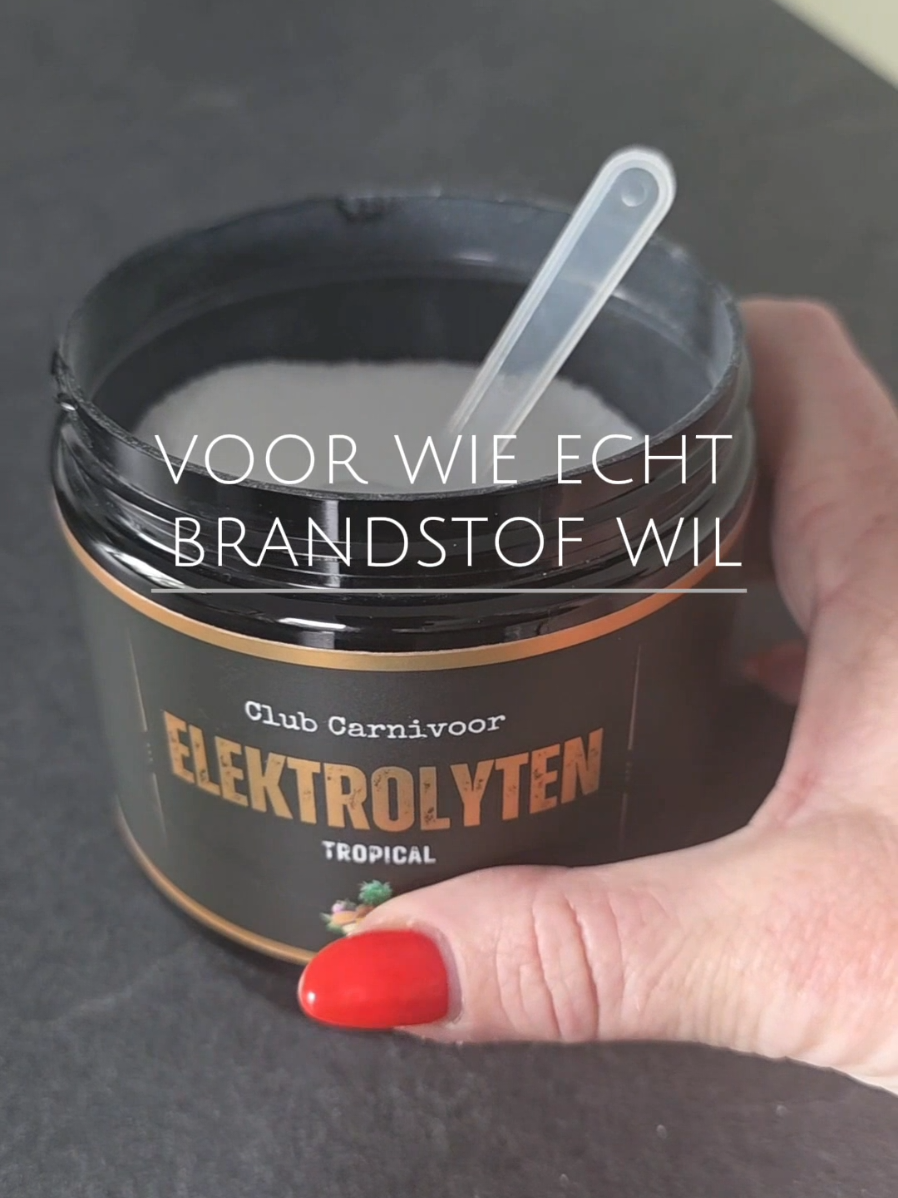 Je lichaam draait op meer dan vet en eiwit alleen. Zonder genoeg natrium, kalium en magnesium raakt je hele systeem uit balans en dat voel je. Dat knagende “hongergevoel”? Vaak geen echte honger, maar een tekort aan elektrolyten. Je lijf vraagt niet om eten, maar om zout, mineralen en hydratatie. Zeker als je carnivoor eet of weinig koolhydraten binnenkrijgt, plas je sneller elektrolyten uit. Gevolg: vermoeidheid hoofdpijn spierzwakte en ja… dat hongergevoel dat steeds terugkomt 💪 Elektrolyten aanvullen zorgt voor: ✅ stabiele energie ✅ minder cravings ✅ scherpte in je hoofd ✅ betere vochtbalans De elektrolyten van Club Carnivoor zijn: zonder suiker zonder vulmiddelen zonder synthetische vitamines  mét smaak 👉 Voeg ze toe aan je water, en voel binnen minuten het verschil. Je hebt geen snack nodig, alleen oerkracht. #ClubCarnivoor #elektrolyten #carnivoor #jointheclub #natuurlijkherstel #gezondafvallen 