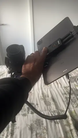 🎥 Conectei minha câmera Sony ZV-E10 II ao tablet usando o app Monitor+! Tô achando incrível ver tudo em tempo real na tela maior, muito mais prático pra gravar 💡 Ainda tô me aventurando nesse mundo das câmeras, aprendendo na marra 😅 Se tiverem dicas de gravação, enquadramento ou configurações, comenta aqui embaixo 👇 Quero muito aprender com vocês! #SonyZVE10II #MonitorPlus #SetupDeGravação #Filmmaking #DicasDeGravação 