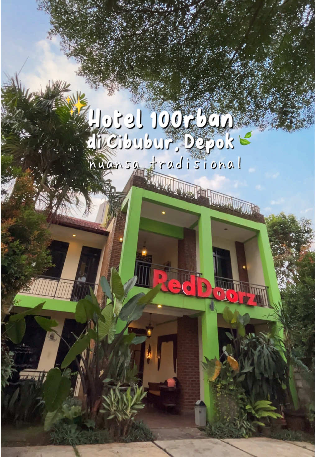 suka banget sama nuansa penginapan yang satu ini😍 lokasinya ada di hidden gem antara Cibubur dan Depok bikin jadi mudah buat kamu yg mau eksplor kedua tempat tersebut🤗 btw, ada resto steaknya juga loh, wajib bgt sih cobain steaknya kalo lagi nginep disini🤤 nama penginapannya RedDoorz Syariah Plus Near Trans Studio Cibubur. jangan lupa bookingnya di aplikasi @RedDoorz Indonesia pake kode promo “YUKNGINEP” biar lebih hemat🤗  #RedTravelers #RedDoorz #RedDoorzID #BukaSemuaPintu #Mumuteran @SANS Hotels @URBANVIEW 