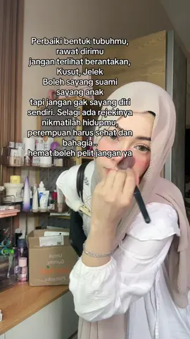 Jangan sampai kehilangan diri sendiri, dulu cantik sekarang pun harus cantik. Klo bisa cari penghasilan tambahan supaya kamu bisa beli apapun yg kamu suka