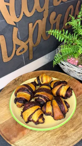 Foietaj + ciocolată = fericire în 20 de minute! 🥐🍫 Am întins, am pliat, am tăiat și… s-a întâmplat magia! 😅 Crocante, dulci și pline de ciocolată topită — un desert simplu, dar de vis 😍 Ingrediente:  • 1 foaie de aluat foietaj  • 3–4 linguri cremă de ciocolată  • Zahăr pudră (opțional, pentru decor) Mod de preparare:  1. Întinde foaia de aluat și acoper-o uniform cu cremă de ciocolată. 🧡  2. Îndoaie foaia pe jumătate și apasă ușor cu mâna, doar cât să se lipească straturile.  3. Taie aluatul în triunghiuri sau fâșii (poți răsuci ușor dacă vrei un efect interesant).  4. Pune-le într-o tavă cu hârtie de copt și coace-le 15–20 de minute la 200°C, până devin aurii și crocante.  5. Lasă-le puțin să se răcorească și presară zahăr pudră deasupra. ✨ Cui i-ar plăcea o bucățică? #fblifestyle #chocolate #yummy -#chocolatelover #fyp 