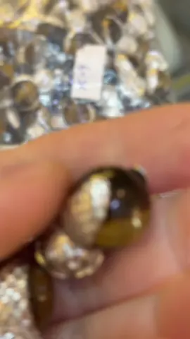 في هذا الفيديو، نستعرض عن قرب جمال قلادة حجر عين النمر (Tiger's Eye) الفريدة. هذه القلادة ليست مجرد إكسسوار، بل هي قطعة تحمل طاقة حماية وثقة بالنفس 07848565534 