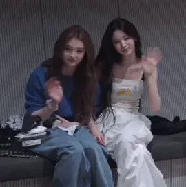 นั่งรอผู้ปกครองมารับกลับบ้านคั้บ🤏🏻 [ #MEOVV #ANNA #ELLA #foryoupage ]