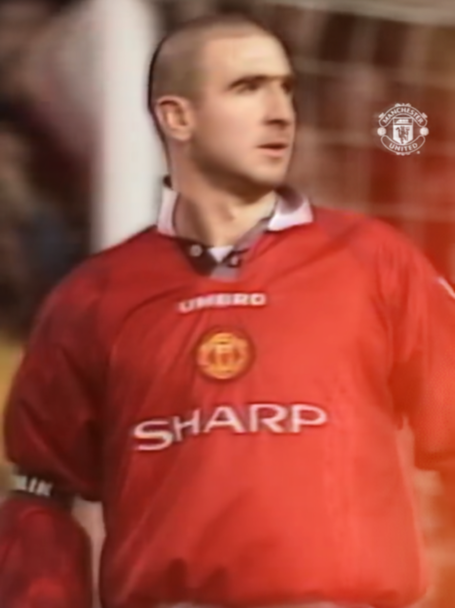 เอริค คันโตน่า” (Eric Cantona)  ลูกยิง “ชิพบอลสุดเหนือชั้น” ที่กลายเป็นภาพจำตลอดกาลของแฟนแมนเชสเตอร์ ยูไนเต็ด ทั้งสนามระเบิดเสียงเฮ แต่คันโตน่ากลับ ยืนนิ่ง หันช้าๆ หมุนตัว 360° แล้วชูคอเสื้อขึ้น แบบเท่สุดในประวัติศาสตร์ฟุตบอล 😎 #unitedstory   #manchesterunited #1996 #cantona #feed 