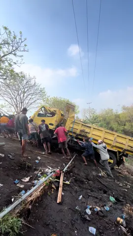 Dump truck Lembata # terbalik