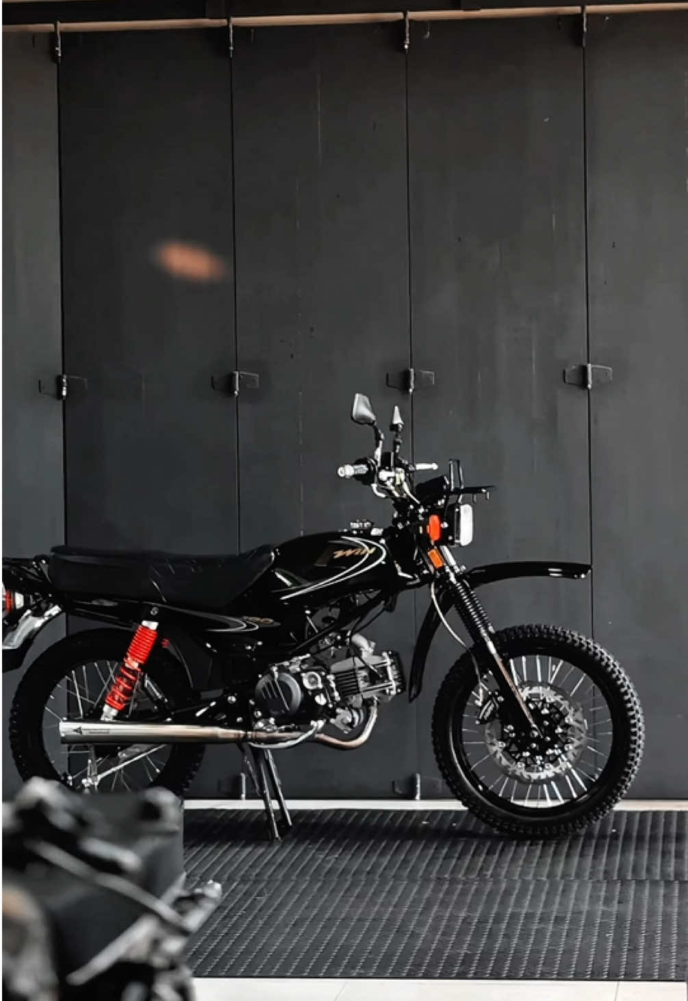 HONDA WIN 190 ( mesin dobel ) Th 1996, ss stnk only akur pajak on Tangki original repaint Frame original repaint Spakbor belakang original win tua Backrack original  Stang protaper drz110 Original baru Gas cardinal original Holder kiri vixion original Master rem & kopling yamaha R25 original  Tombol stater YZ Grip klx, balancer thunder Spion win lipat Spedo original Frontrack custom Headlamp Suzuki TS original Sein jialing jh Kupingan lampu original Komster & mur stainless Shock depan honda tiger original Tromol depan tiger original Velg rossi D/B  Ban IRC TRIAL Disk CNC floating Kaliper nissin samurai Selang rem groza nilon Shocl belakang Kyb zetto Gear set sss Paha rem bajaj pulsar Stik rem Stainless Tromol belakang original MESIN Snd190 ( Orinya masih ada, udh vapour & powder) Sudah powder hitam Karburator PWK bulat Intake custom Knalpot Stainless KELISTRIKAN Aki baru 12volt Kabel2 & skun soket baru semua custom pelapis carbon HARGA SOLD LOKASI KLATEN INFO LEBIH LANJUT : Wa. 085 799 058 880 / 0821 3339 9184 #hondawin #win100 #winrestorasi #hondawinrestoration #badasgarage 