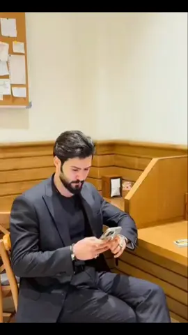 لم تكن صداقتهما مجرد لقاءات وكلمات، بل كانت انصهارًا نادرًا. كانا كالنهرين العظيمين يلتقيان ليشكلا محيطًا من المحبة والإخلاص، لا تستطيع أقوالكم المسمومة أن تلوثه حتى في فراقه، لم يفارقه صديقه. أصبحت قيم الراحل دستورًا يحيا به، وضحكته ذكرى تدفعه للأمام، وشجاعته قوة يستمد منها العزم .  #حسين_بيان_ابوصيبع #سيف_عامر_الوائلي #هيبة_بني_هاشم_العباس_ابن_علي #النجف_الأشرف @سيف عامر الوائلي @حسين بيان ⚜️الحيدري⚜️ 