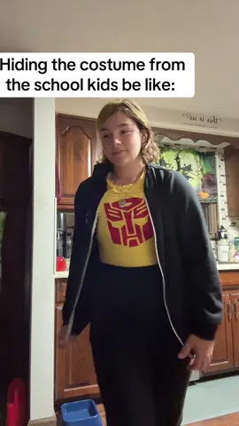 The things I do to avoid getting beat up is wild #transformers #bumblebee #cosplayer #transformerscosplayer #bumblebeecosplay 