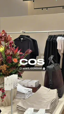 Minimal. Modern. Mindful. ร้าน COS ICONSIAM โฉมใหม่ ออกแบบด้วยวัสดุรีไซเคิลกว่า 90% สะท้อนแนวคิดแฟชั่นยั่งยืนที่ทั้งเท่และร่วมสมัย  กลับมาเปิดอีกครั้งพร้อมคอลเลกชัน Autumn Winter 2025 สำหรับสุภาพสตรีและสุภาพบุรุษ นำเสนอซิลูเอตเหนือกาลเวลา ตัดเย็บอย่างประณีตด้วยวัสดุคุณภาพสูง และตกแต่งด้วยรายละเอียดที่ร่วมสมัย พบกันที่ ICONSIAM ชั้น M และชั้น 1 #COSICONSIAM #SustainableFashion #ICONSIAM 