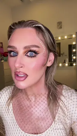 I was feeling my eyebrows 🤣 #eyebrows #christinareigns 