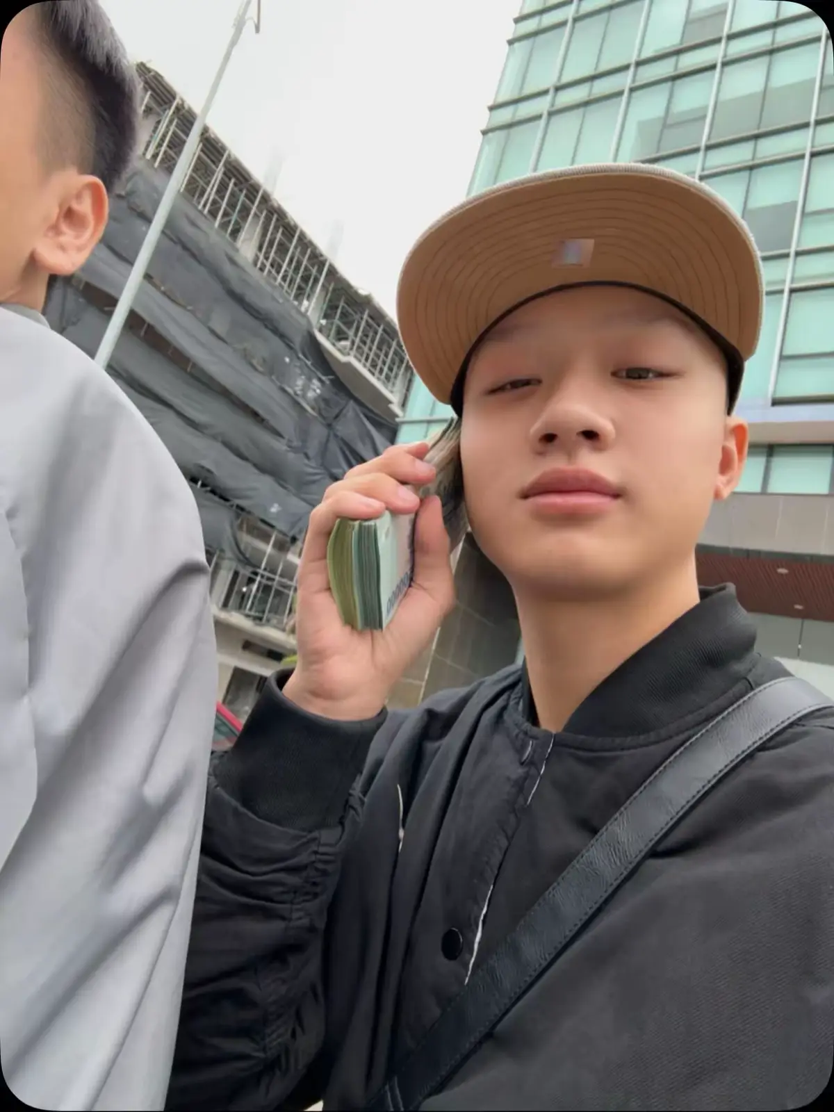 Khi có tiền, ta luôn rộng rãi, chẳng bao giờ bạc đãi ai. Nhưng lúc không có gì trong tay, ta lại là kẻ đáng thương nhất, bị đời xem nhẹ, bị người lãng quên. Cuộc sống xoay dần, thời thế đổi thay, nhưng dù thế nào nữa, ta vẫn không quên những ngày những người đã qua...