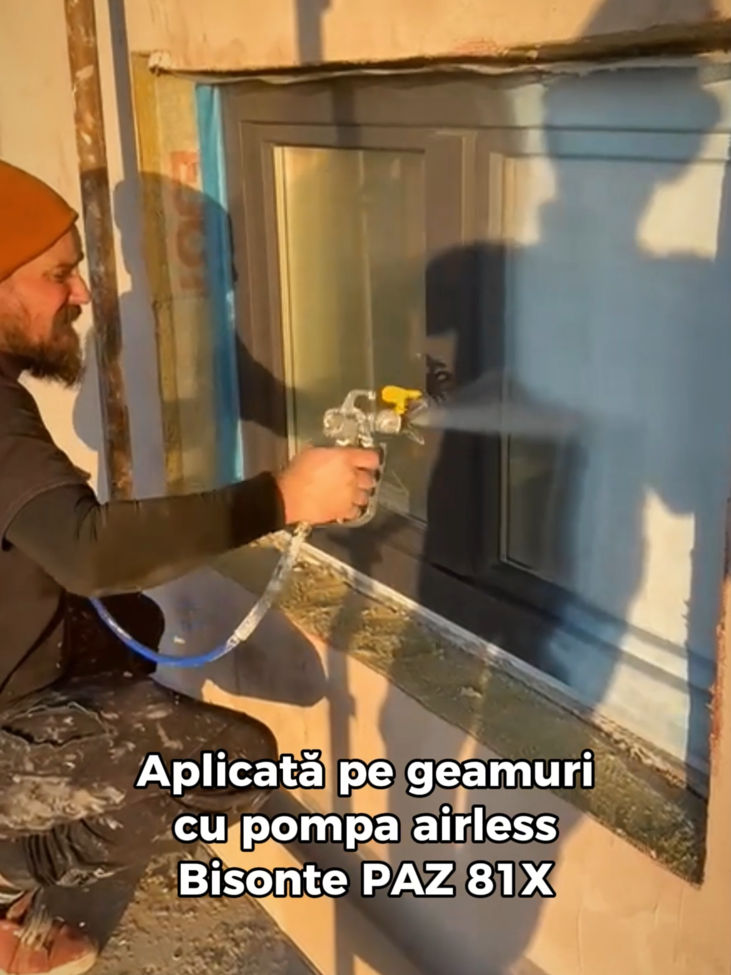 Câți mai acoperiți geamurile cu scotch și carton când există folia lichidă? 👀 Alin Ciurean o aplică direct cu pompa Bisonte PAZ 81 X; rapid, curat și fără pierderi. Protejează geamurile de vopsea, praf și zgârieturi, iar la final se dă jos într-o singură bucată. Ai folosit folia lichidă pe șantier? Scrie-ne în comentarii și dă follow … poate urmează și un video despre cum se dă jos corect. #santier#folie#bisonte#airless #81x