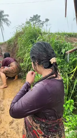 terpeleset 🤣 #fyp #anakdesa #jandadesa #jandacantik #kampung 