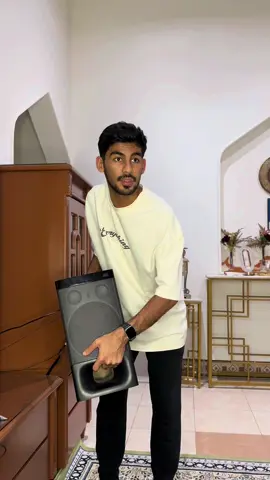 صاحبك ذاك الي يفكر انه التلفون تلفزيون :